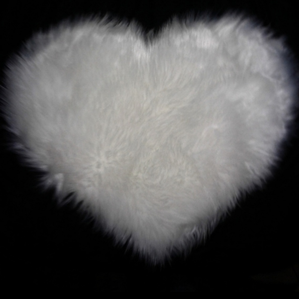 Heart shaped accent shag rug